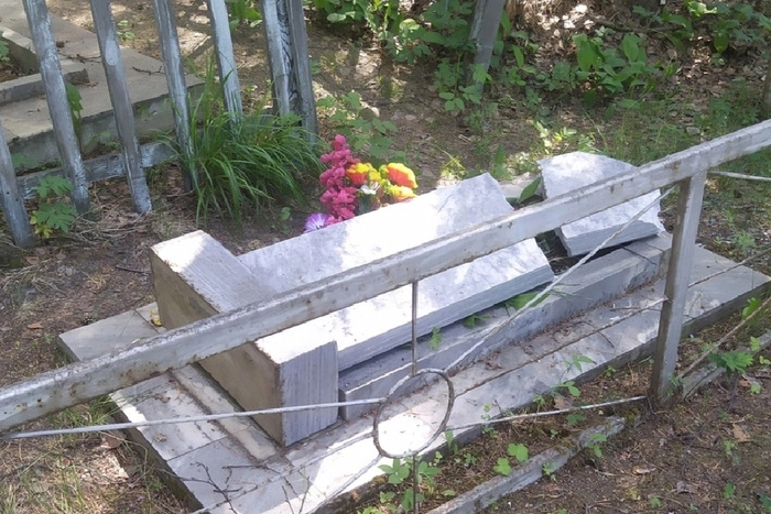Под Екатеринбургом разгромили кладбище