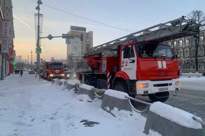 Сотни человек эвакуировали: в Екатеринбурге в ТЦ «Пассаж» произошел пожар