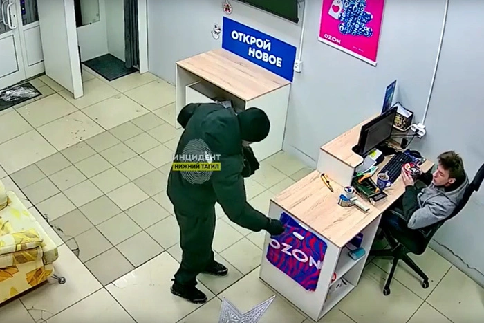 Свердловчанин подрался с сотрудником Ozon из-за платного пакета