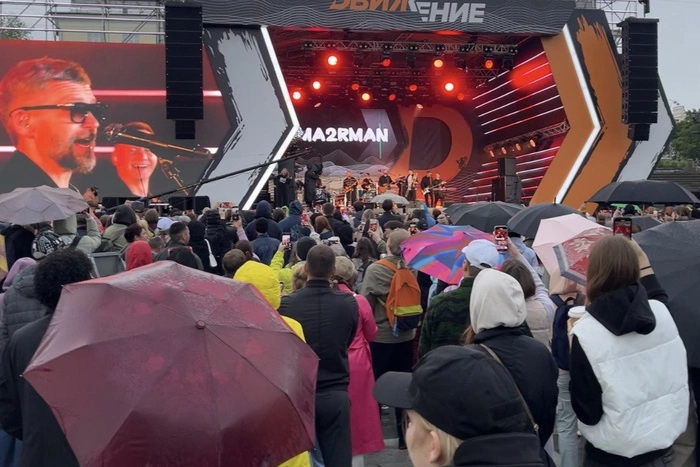 Толпа под дождём собралась на Плотинке. Что случилось?