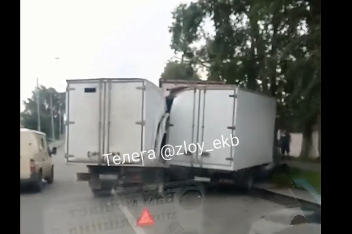 В Завокзальном районе образовалась огромная пробка из-за ДТП с тремя грузовиками