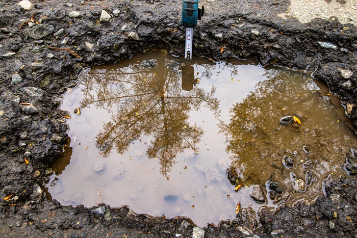 Полутораметровые ямы на дороге в Екатеринбурге «убивают» колёса автомобилей