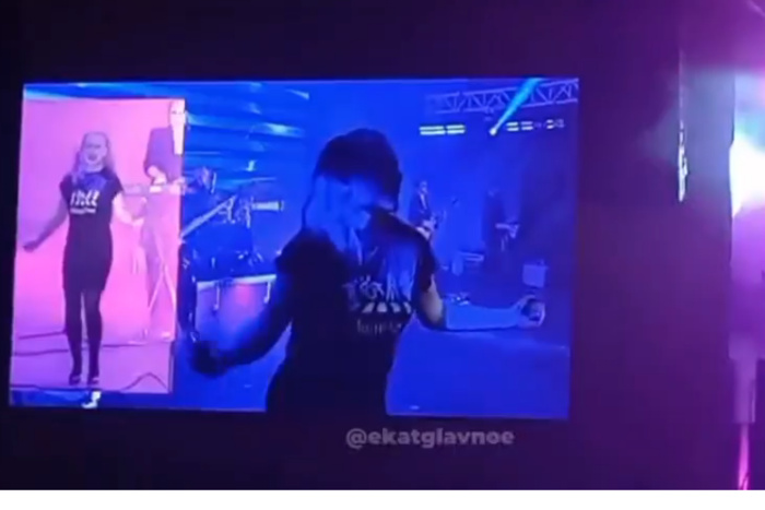 Сурдопереводчица выступила в Екатеринбурге на подпевках у Алсу на Дне города