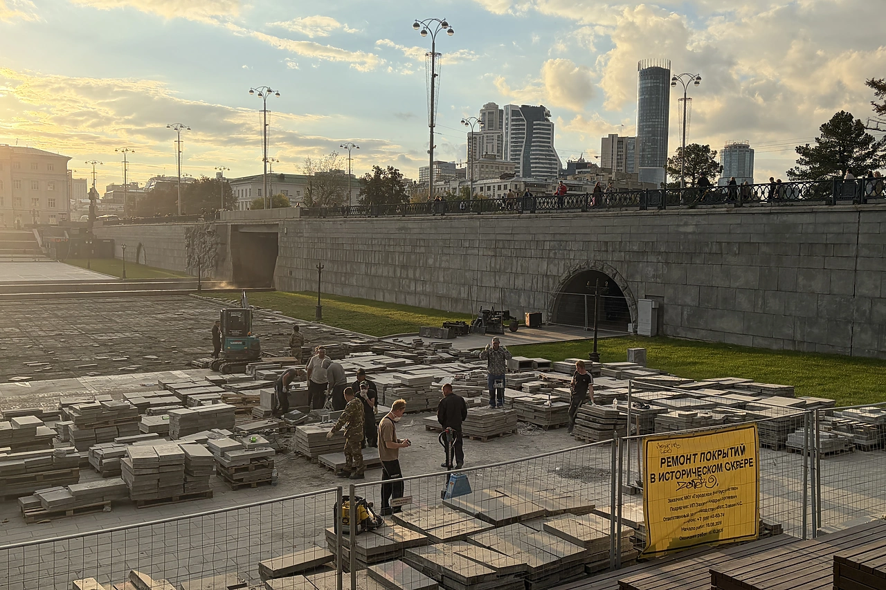 В Историческом сквере Екатеринбурга вновь перекладывают плитку