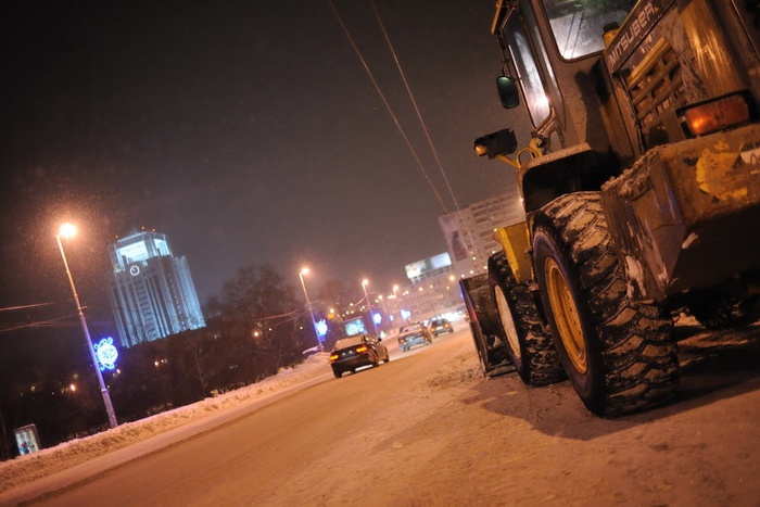 Вся уборочная техника Екатеринбурга ночью выйдет на борьбу со снегом