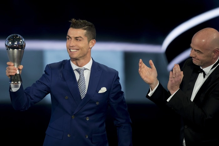 Роналду стал лучшим игроком 2016 года по версии ФИФА