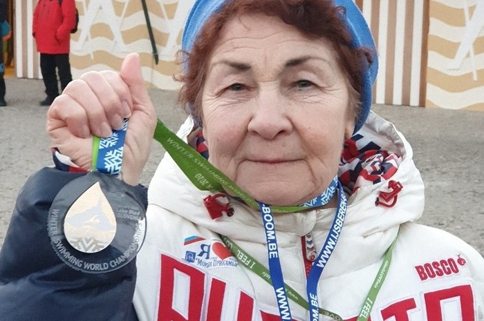 83-летняя россиянка победила на Чемпионате мира по зимнему плаванию