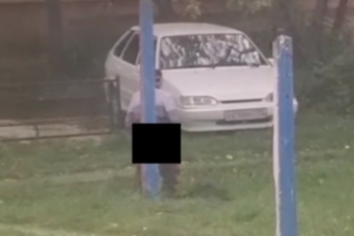 На Уралмаше мужчина снял трусы возле детской площадки и пытался мастурбировать — видео