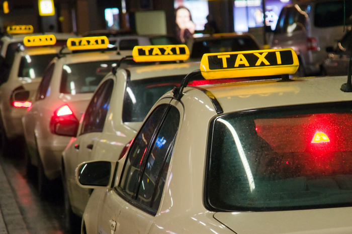 Свердловский министр транспорта обязал таксистов соблюдать указ Куйвашева, установив экраны в авто