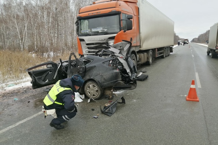 На свердловской трассе семья разбилась в ДТП