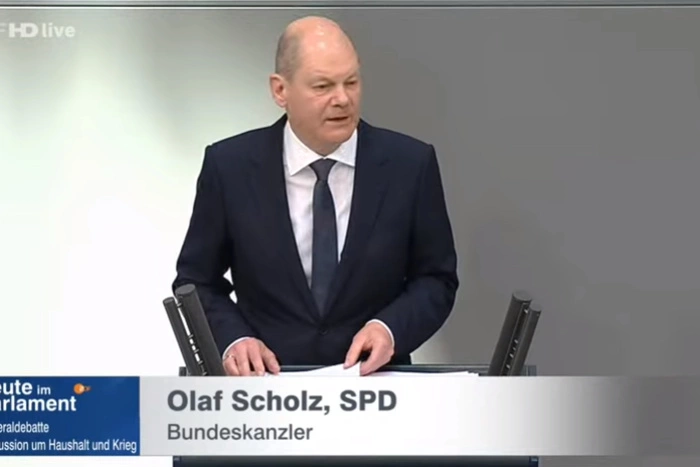 Шольц описал в речи перед Бундестагом новую политику в отношении России