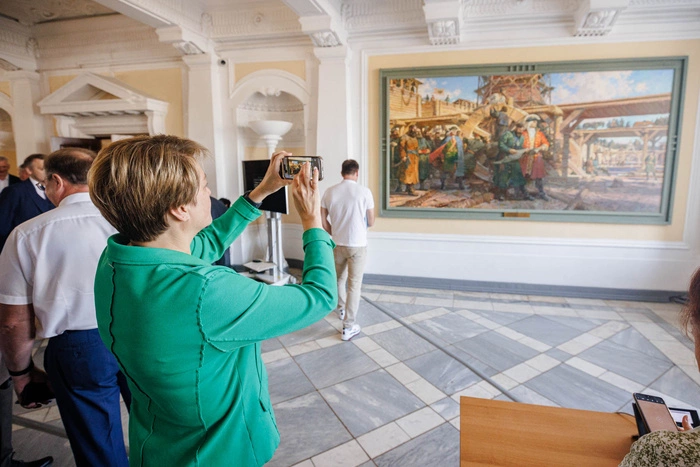 Историческое полотно «Екатеринбург.1723 год» появилось в холле горадминистрации