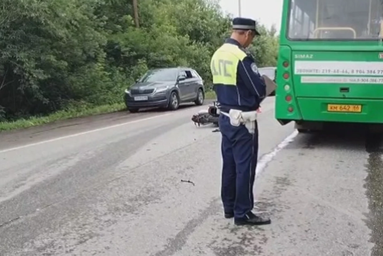В Екатеринбурге мотоциклист врезался в автобус и иномарку