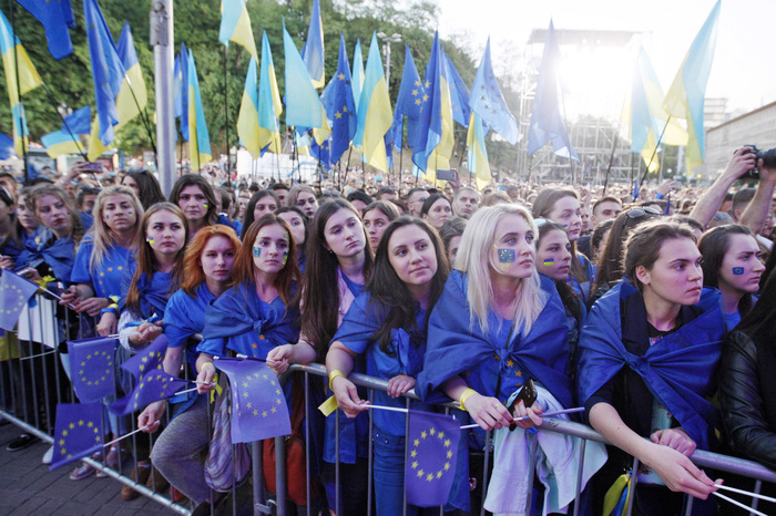 Порошенко поздравил украинцев с началом безвиза с ЕС стихами Лермонтова