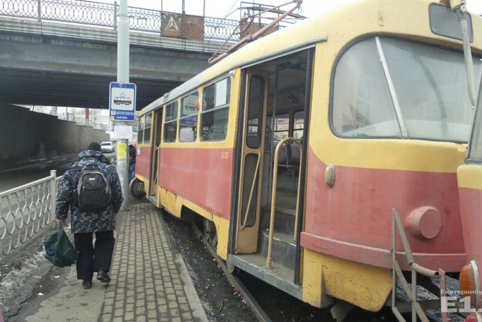 В Екатеринбурге трамвай сошел с рельсов и повредил асфальт