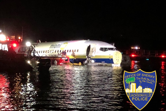 ЧП в США: Boeing 737 упал в реку, жертв удалось избежать. ДОПОЛНЕНИЕ