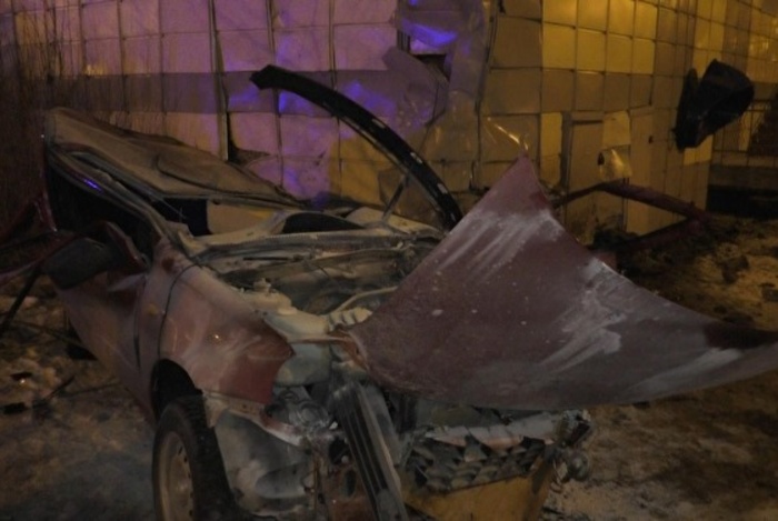 В Свердловской области автомобиль врезался в жилой дом, есть погибшие