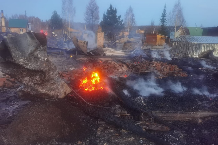 После пожара в Верхней Пышме, где горели десятки домов, нашли тело женщины