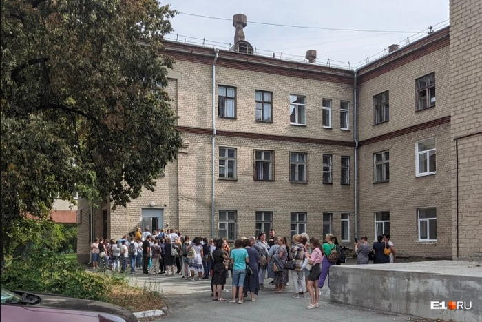 В Екатеринбурге к поликлинике выстроилась огромная очередь из учителей