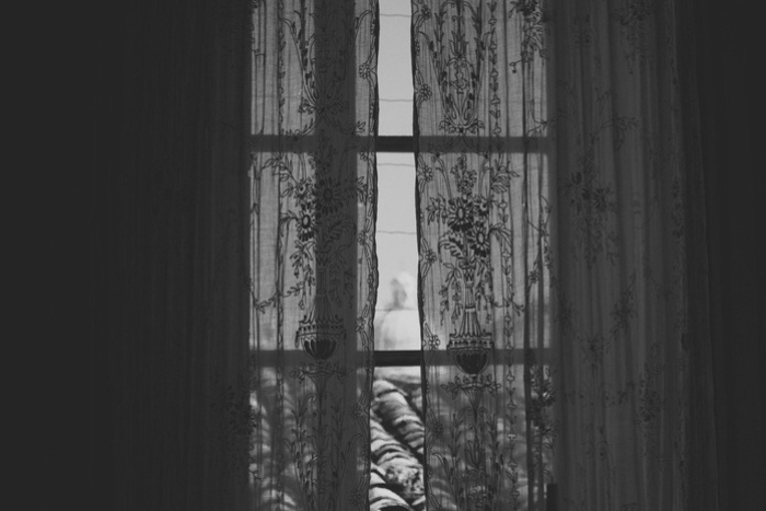 В свердловском городе 2-летний мальчик погиб, выпав из окна