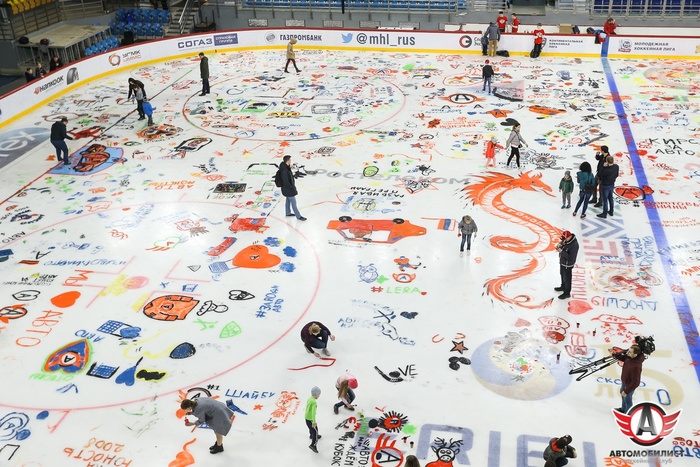 Фанаты ХК «Автомобилист» разрисовали лед в честь окончания сезона