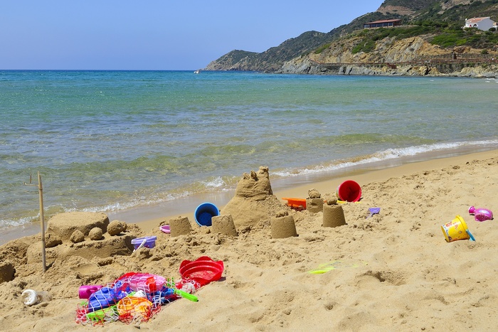 В Италии на пляж вернули 10 тонн песка и камней, изъятых у туристов