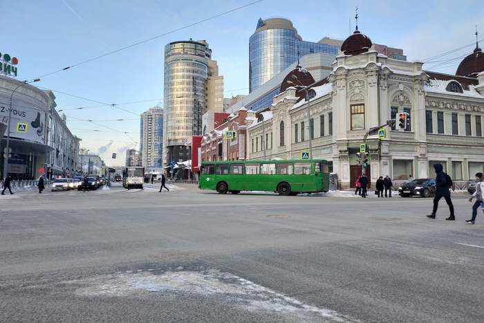 Автобус 19 маршрута на «аварийке» стоит на перекрестке Радищева — 8 Марта