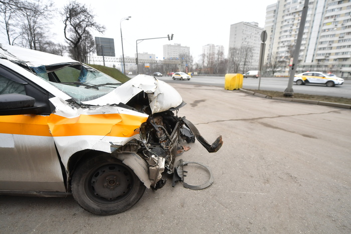Екатеринбургского таксиста обязали выплатить компенсацию пассажирке за ДТП