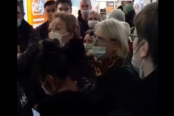В Екатеринбурге люди дерутся в очередях за вакцину от коронавируса