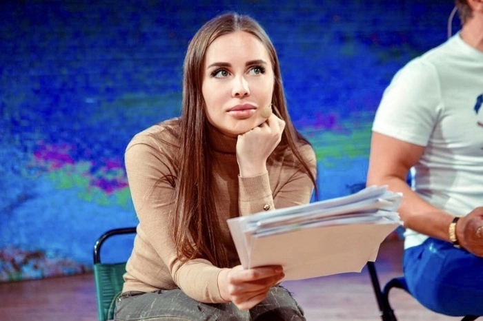 Юлия Михалкова показала декольте