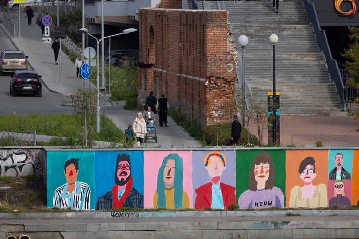 Портреты екатеринбуржцев появились в центре Екатеринбурга в виде арт-объектов