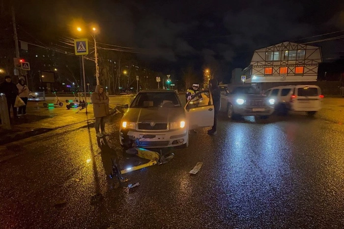 Две школьницы на самокате попали под машину, пытаясь проскочить на красный