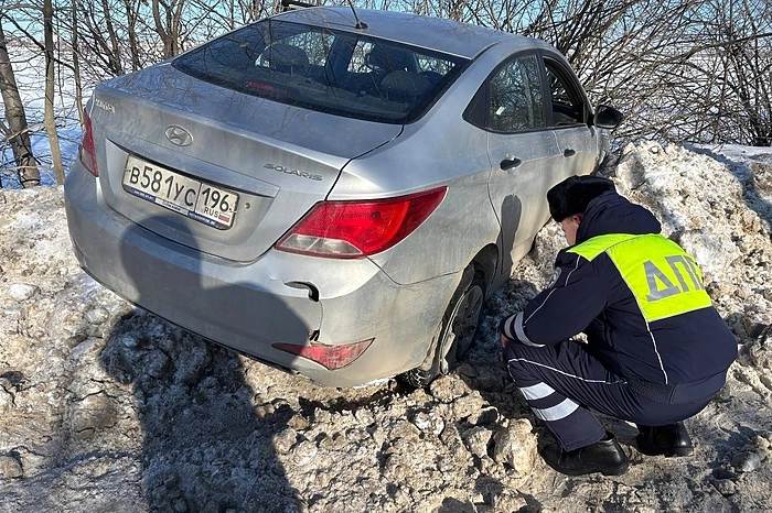 В Екатеринбурге водитель умер за рулём машины и въехал в сугроб
