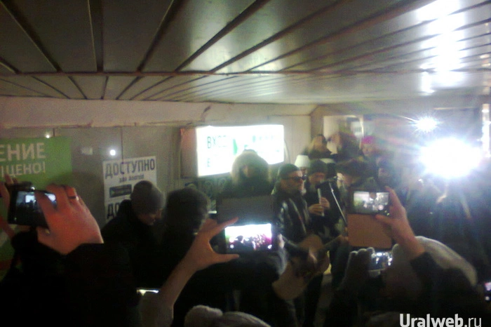 Борис Гребенщиков сыграл для прохожих в центре Екатеринбурга