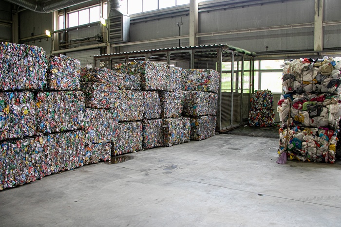 В ЕМУП «Спецавтобаза» рассказали, сколько мусора сортируют для получения вторсырья