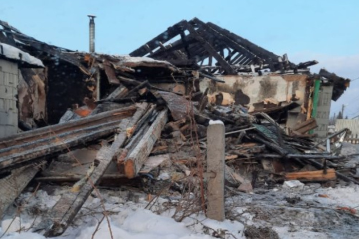 Свердловской семье с детьми помогут восстановить дом после сильнейшего пожара