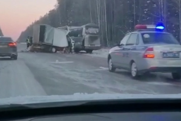На трассе возле Невьянска грузовик протаранил автобус