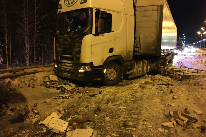 Пермский тракт оказался заблокирован из-за массовой аварии грузовиков