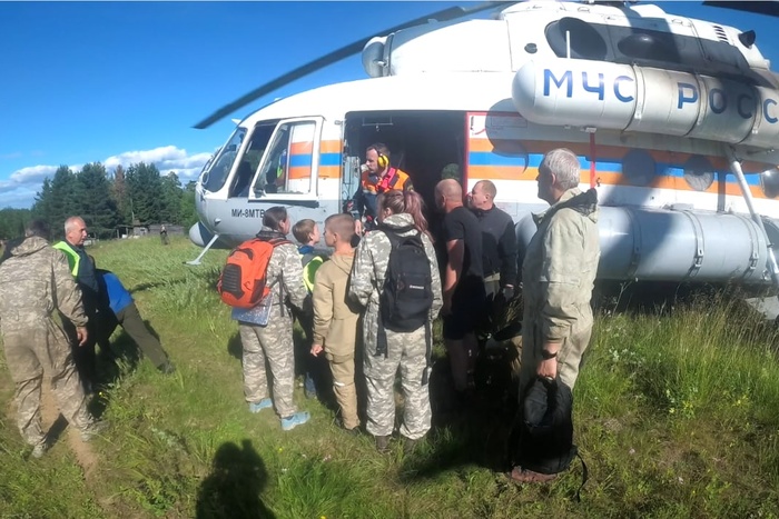 Свердловские спасатели эвакуировали на самолёте туристов, вездеход которых угодил в болото