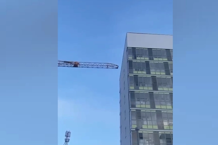 В Екатеринбурге башенный кран врезался в дом