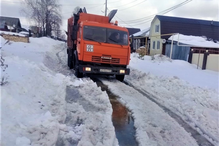 Мусоровозы застревают в снежной каше в Серове и других городах севера области