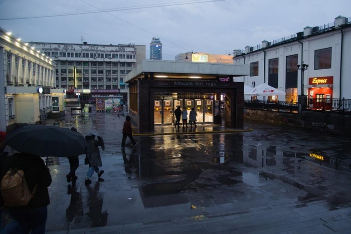 Столпотворение возникло на станции метро «Площадь 1905 года» по завершении Дня строителя