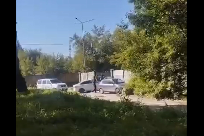 К офису скандальной екатеринбургской УК съехались силовики