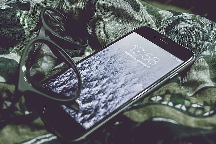 «Невозможна установка RuStore». Покупателей iPhone в салонах предупреждают о «дефектах» устройства