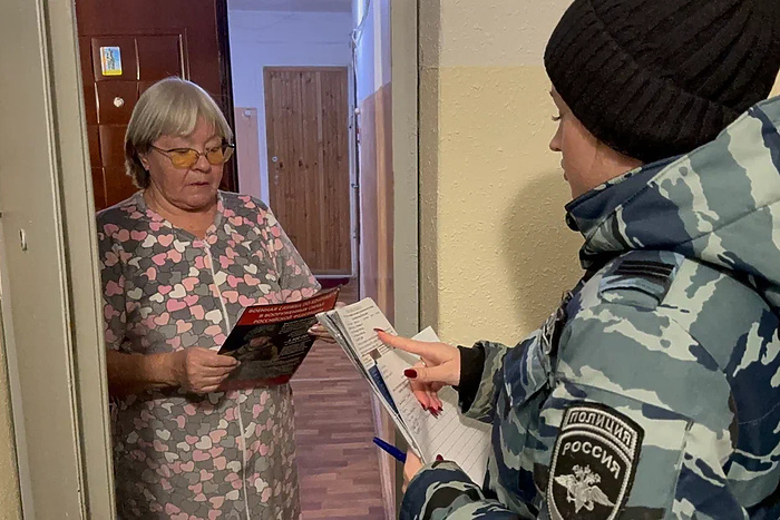 Полиция проводит в Екатеринбурге профилактический рейд по домам потенциальных жертв мошенников