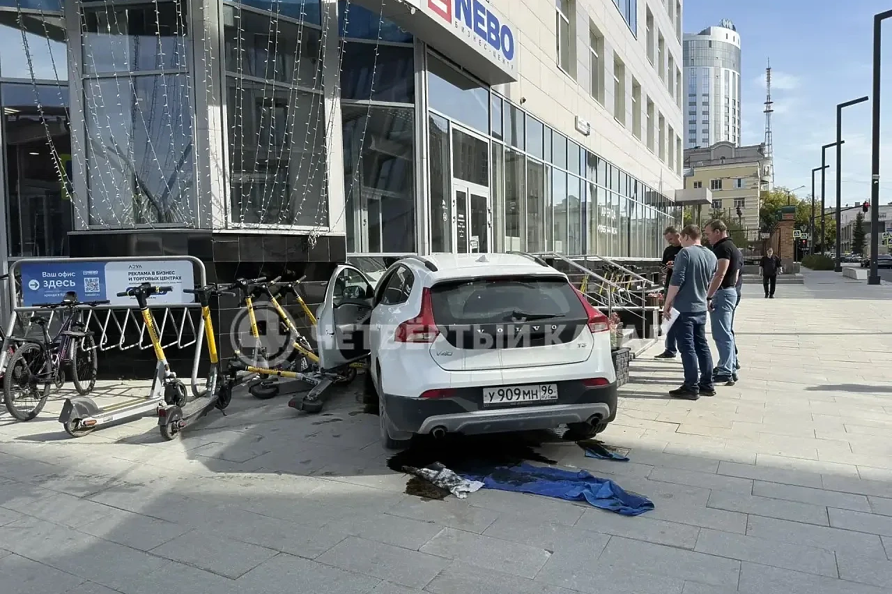 Автомобиль врезался в здание бизнес-центра в Екатеринбурге