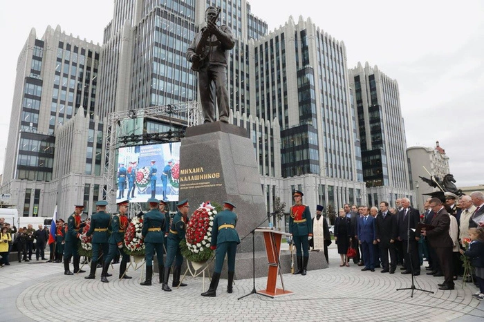 На памятнике Калашникову разглядели винтовку Вермахта
