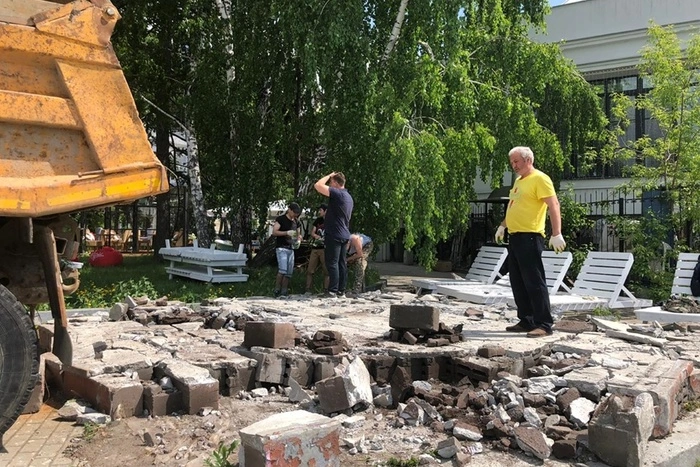 Житель Екатеринбурга вывез мусор из Исторического сквера за свой счет