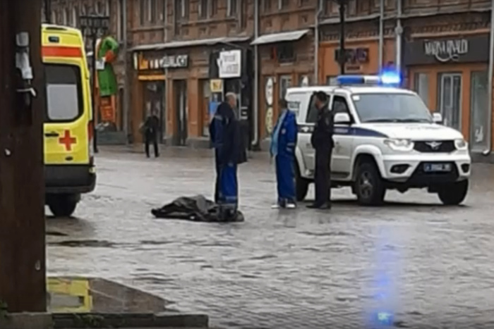 В Екатеринбурге на Вайнера разбился молодой человек