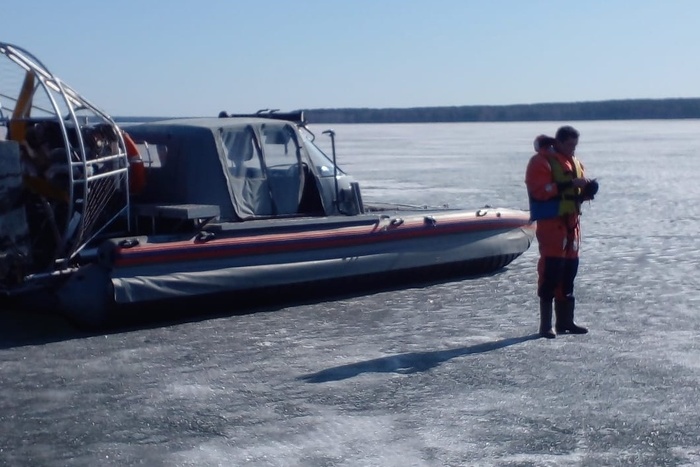 На Белоярском водохранилище десять рыбаков провалились под лед